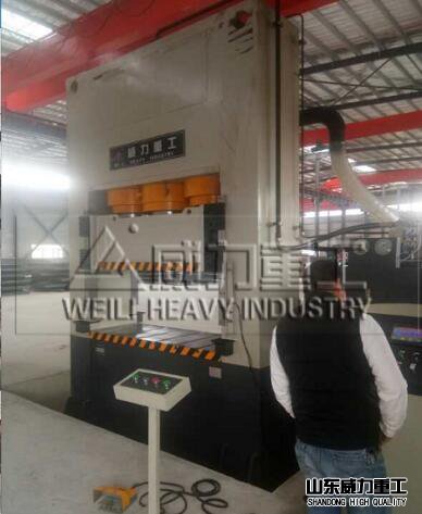 800噸框架式液壓機客戶現場