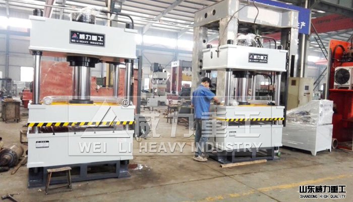 200噸四柱液壓機車間