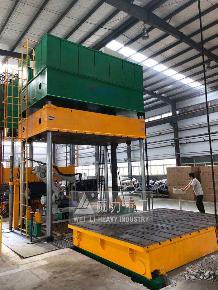 汽車內飾件成型液壓機加工車間