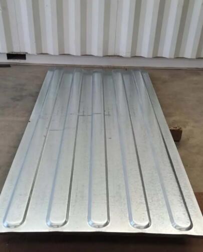 四柱液壓機壓制集裝箱側板成品