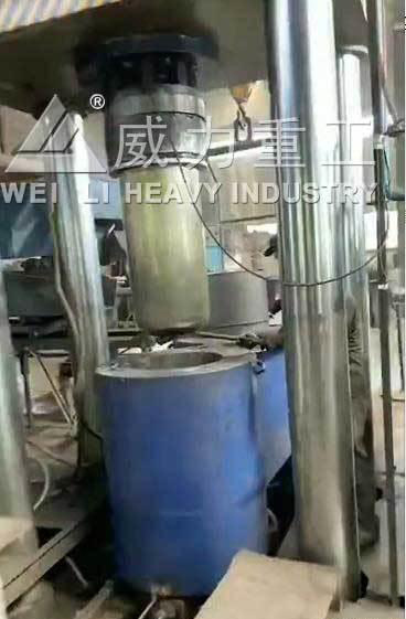 四柱液壓機壓制坩堝過程
