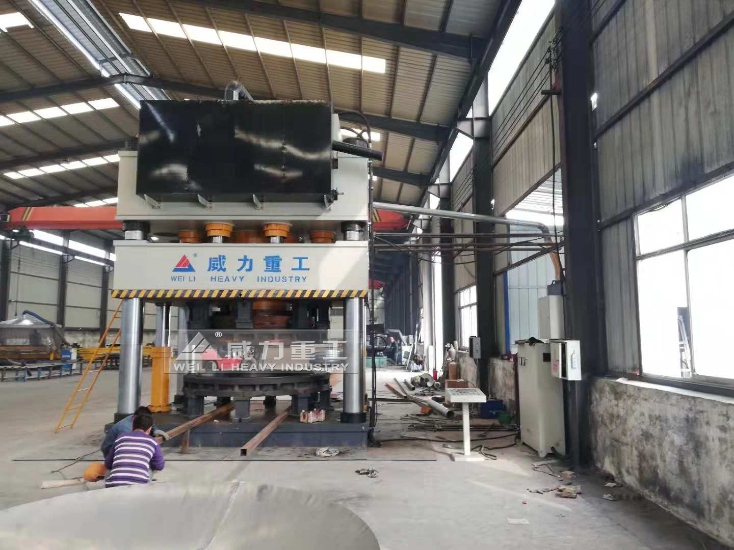 拉伸封頭液壓機加工車間