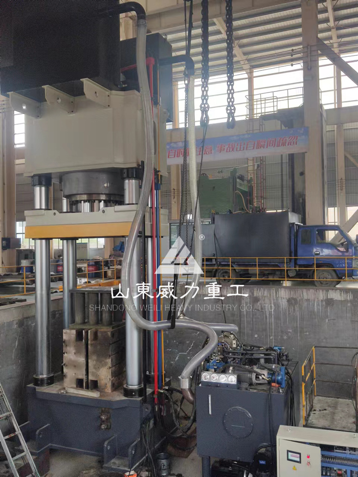 2000噸碳素坩堝液壓機(jī)