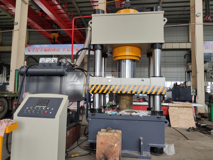 坩堝蓋液壓機(jī)加工車間