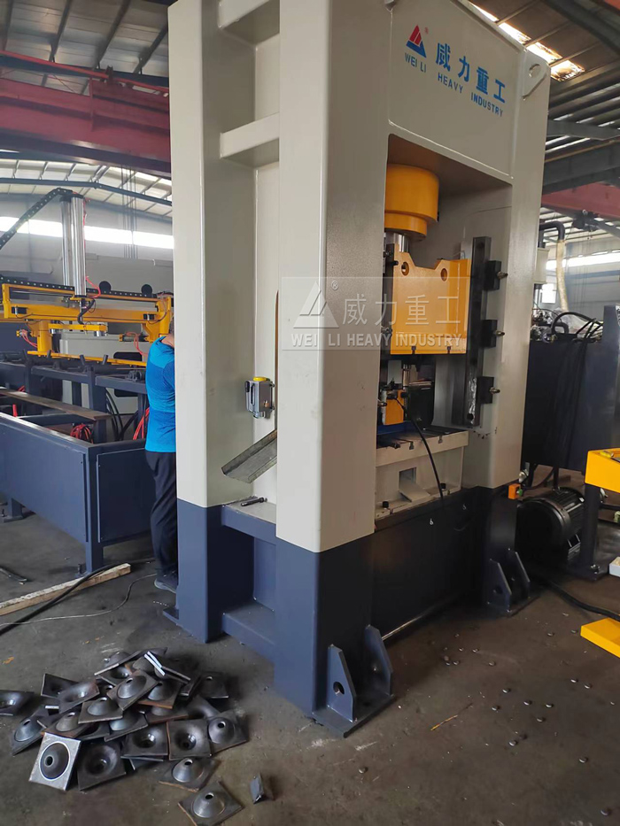 錨桿托盤液壓機試機車間