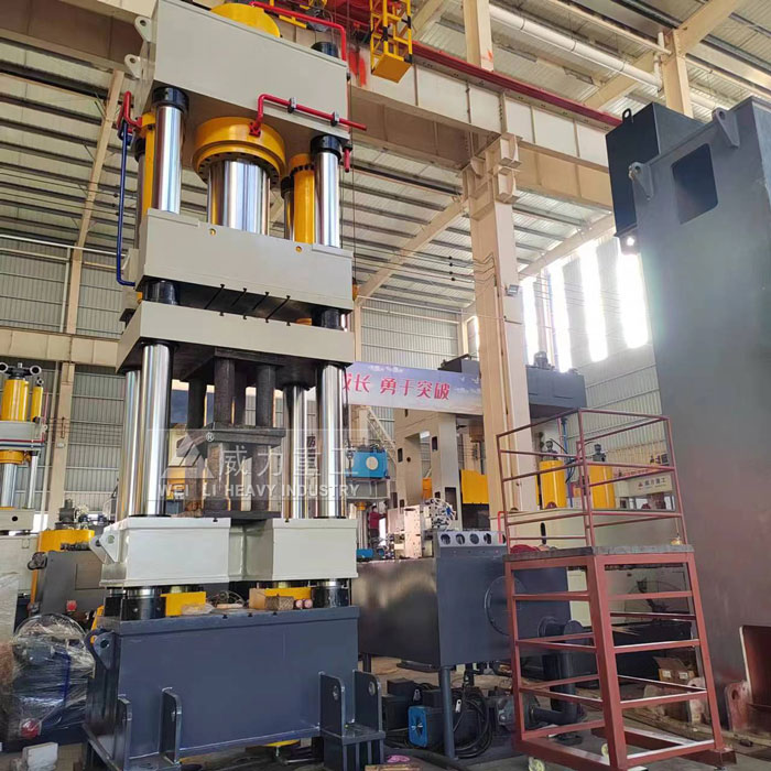 800噸匣缽液壓機加工車間